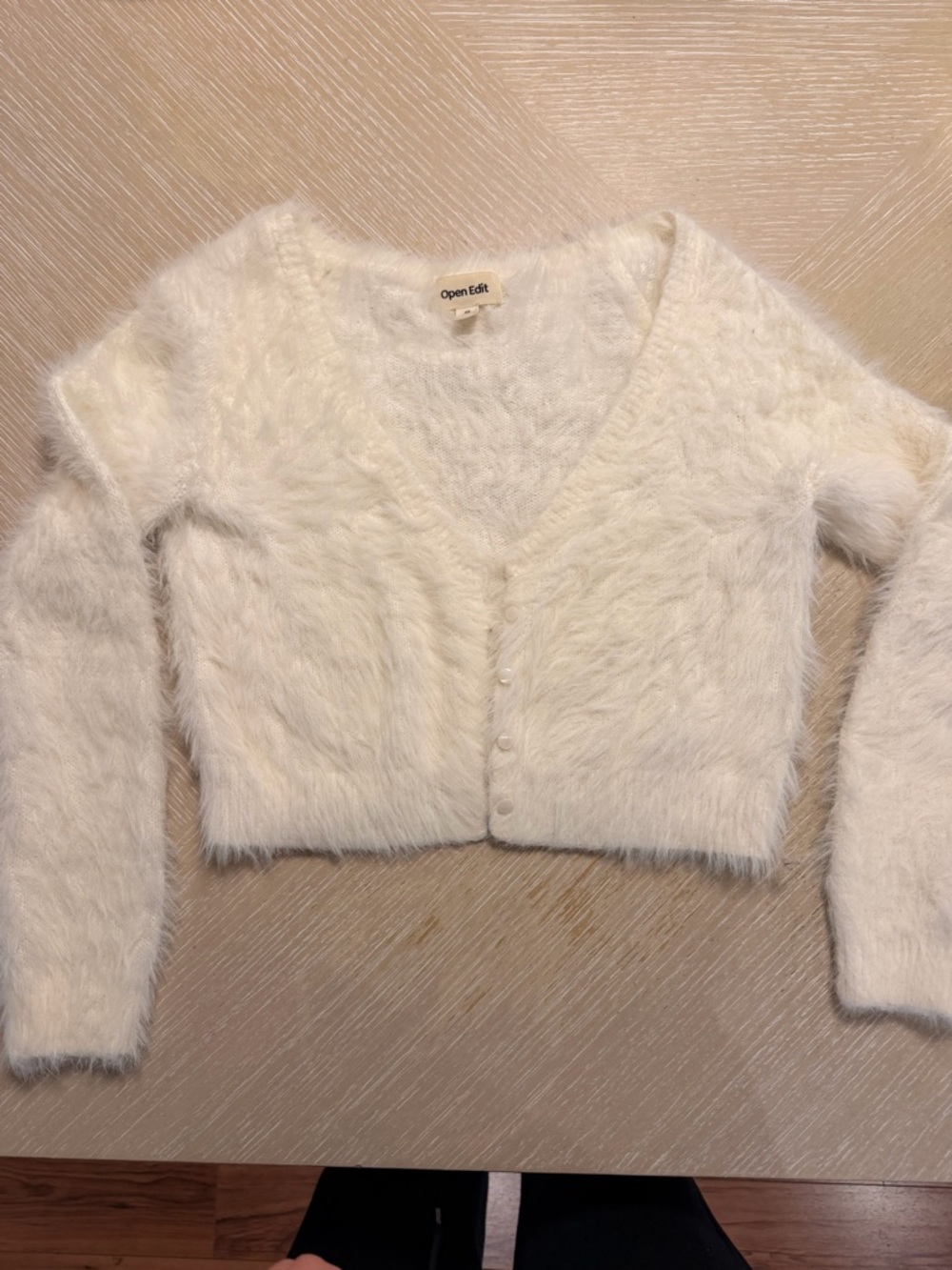 Open Edit Women's Cream Fuzzy V-Neck Button Crop Cardigan